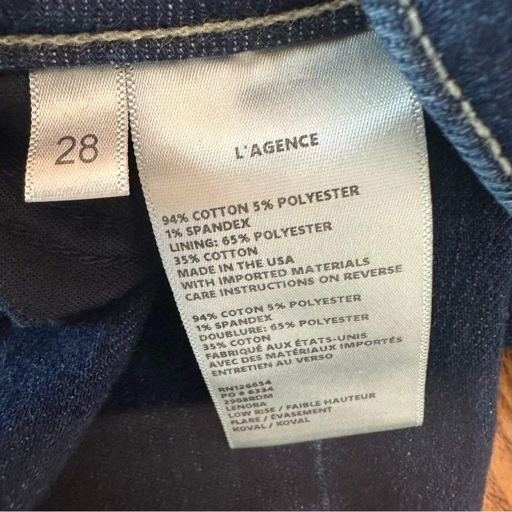 L'AGENCE Mid-Rise Seamed Flare Jeans. Size 28 - Picture 6 of 6